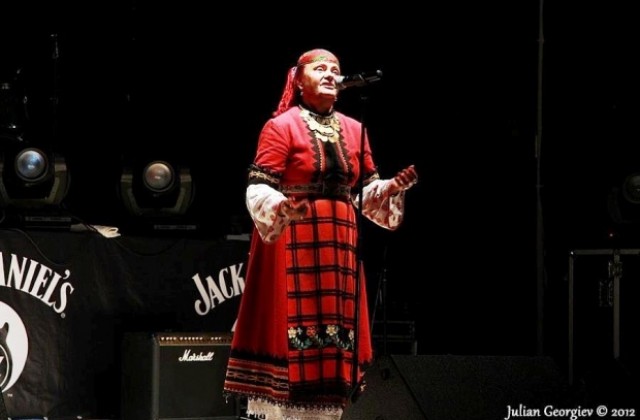 Стотици посрещнаха на крака „космическата“ Валя Балканска