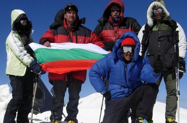Четирима българи изкачиха връх Елбрус