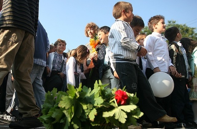 Първият звънец бие за 1995 първокласници в областта