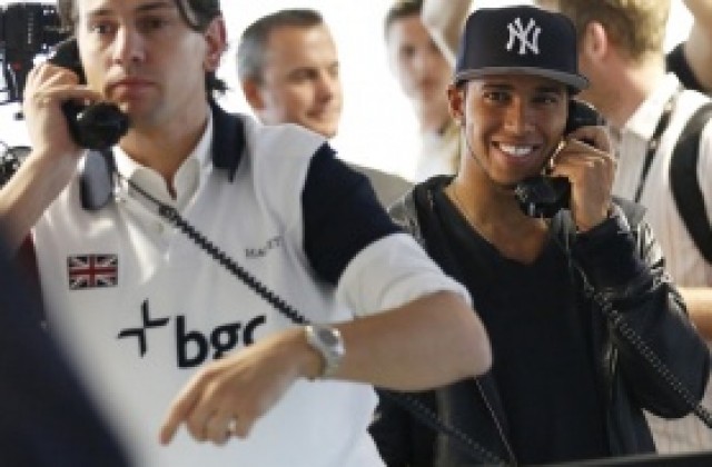 Хамилтън не се впечатлява от „глупостите“ около контракта му