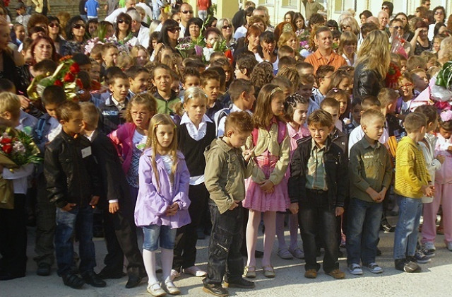 1350 малчугани прекрачват училищния праг за първи път