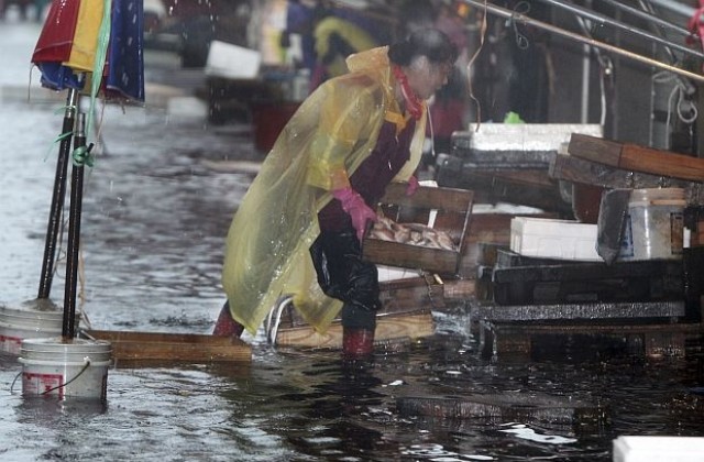 Мощен тайфун удари Япония, един човек е загинал