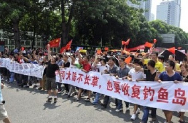 Водещи японски компании временно затварят заводите и офисите си в Китай
