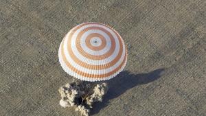 Трима космонавти от екипажа на МКС успешно се завърнаха на