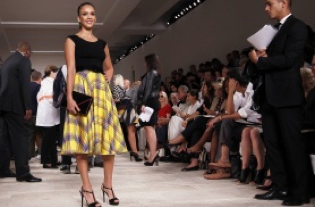 СНИМКИ: Холивудските хубавици Алба и Уайлд дефилират с Райън Лохте