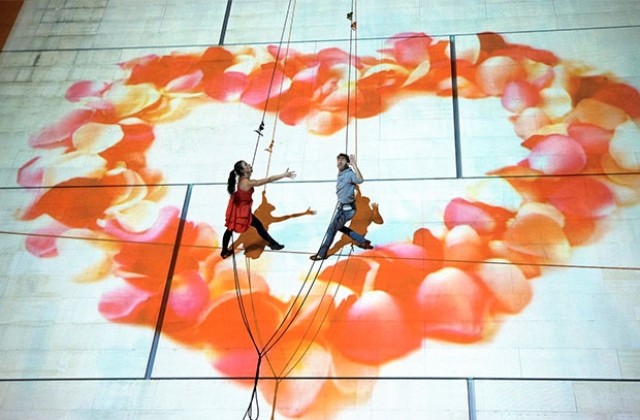 Летящи танцьори върху фасадата на НДК