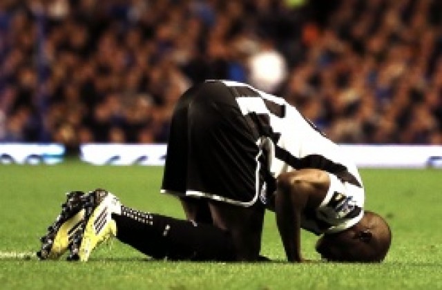 Демба Ба не разбира мениджъра на Нюкасъл