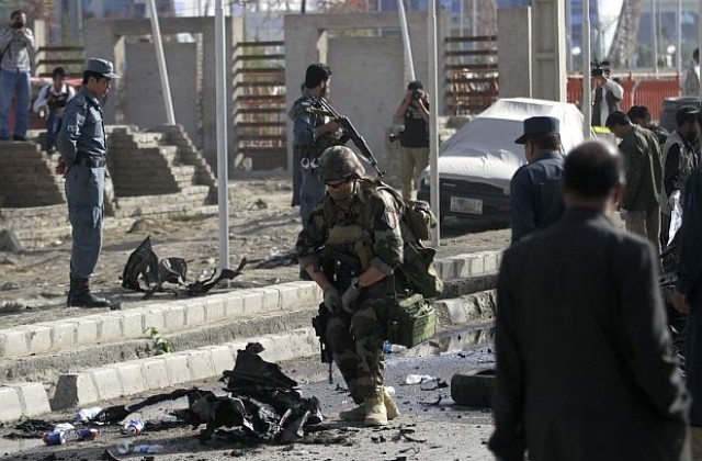 Двама афганистански охранители  убити от бомба, скрита в мотоциклет