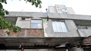 Бедния брани с оръжие къщата си в която се барикадира