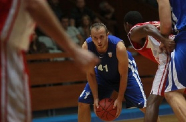 Свежата кръв в Левски надви Лукойл след пет поредни загуби, но само в контрола