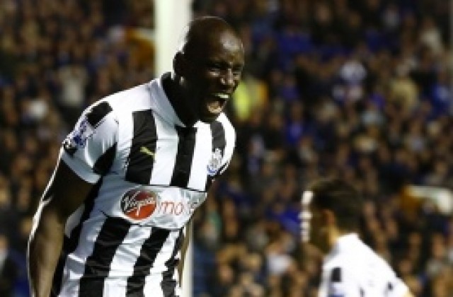 В Нюкасъл опитват да потулят скандал между Демба Ба и треньора