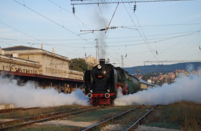 Влакова композиция с парен локомотив премина през Шумен