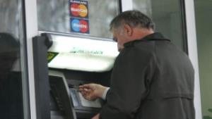 Плащанията с електронни карти помагат за борбата с бедността според