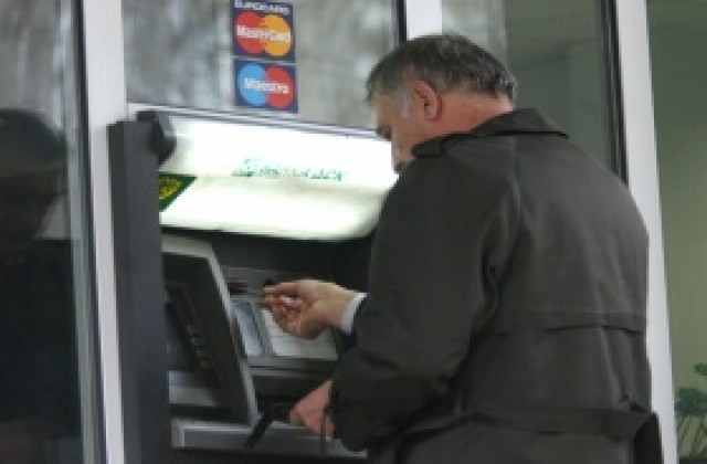 Плащанията с електронни карти помагат за борбата с бедността според проучване