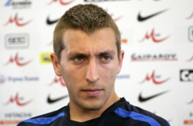 Илиан Илиев с тежка задача при правенето на защитата в Левски