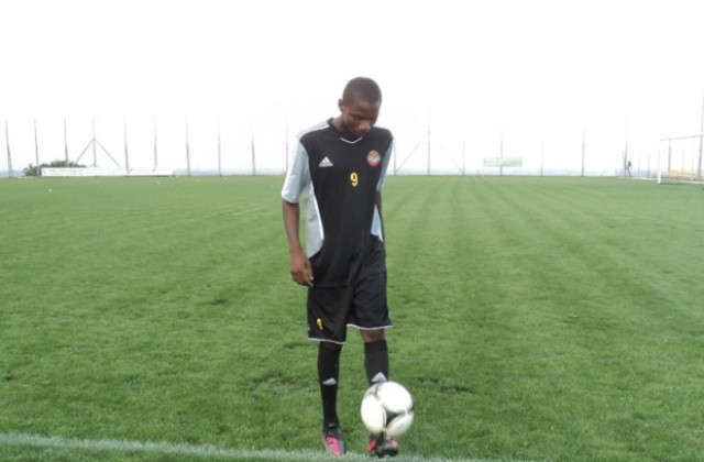 Национал на Конго пристигна на проби в Ботев