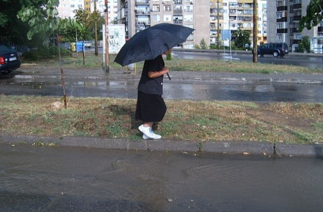 Отводняват улици в Благоевград