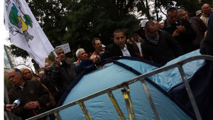 Протестиращи разпънаха две палатки на общинския паркинг