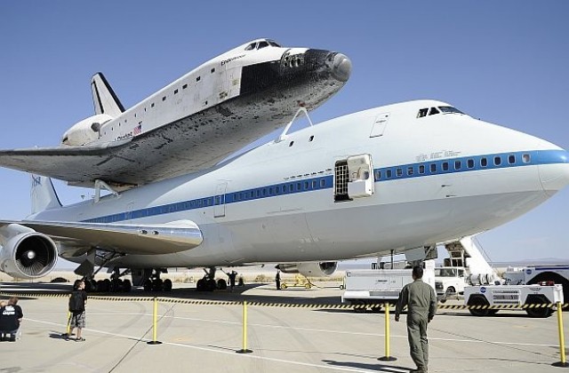 Совалката Индевър се приземи в Калифорния