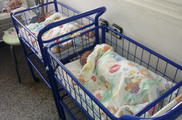 Майка на десет деца изоставя новородените си близнаци