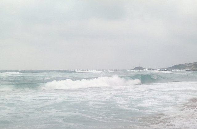 Бурното море блокира  министър Лиляна Павлова на остров  „Света Анастасия”