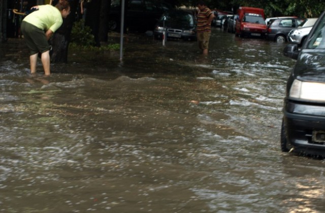 Проливен дъжд наводни къщи в Барутин