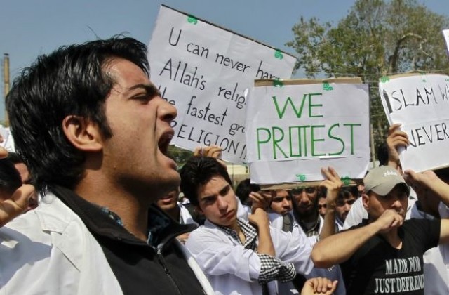 Писателят Салман Рушди: Нещо се обърка в същността на исляма