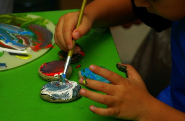 Деца рисуват мини картини в Нощта на музеите и галериите