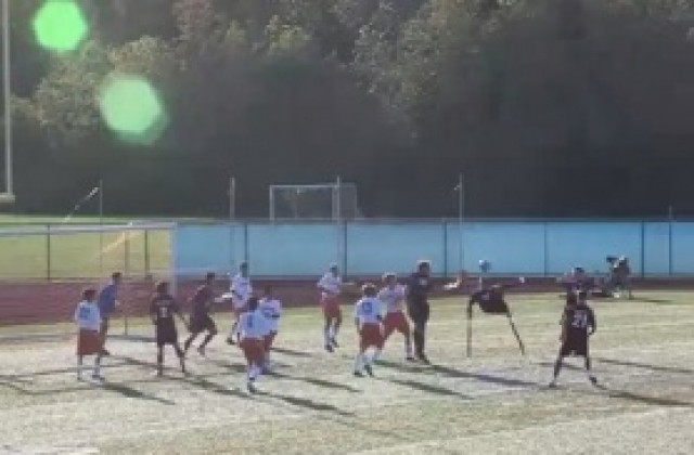 ВИДЕО: Невероятно: Mомче с един крак и патерици вкарва уникален гол!