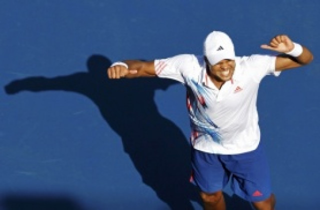 Цонга продължава успешно към защита на титлата