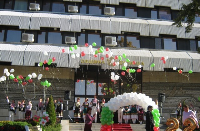 104 балона в  бяло, зелено, червено полетяха в небето над Дупница за Независимостта