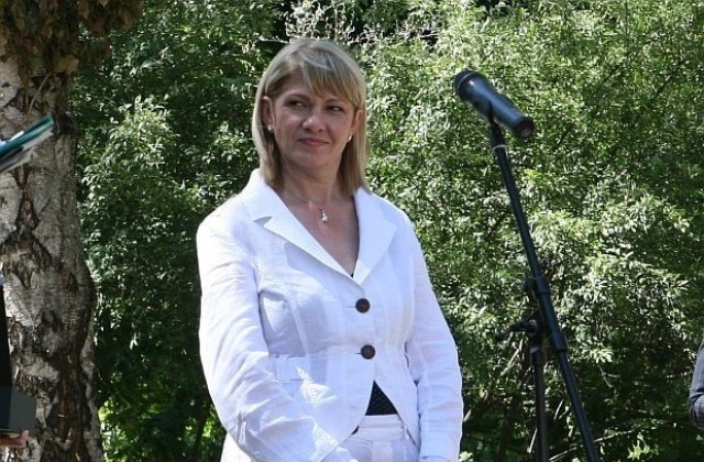 Нона  Караджова и Андон Тотев режат лента на нова клетка на депо за отпадъци