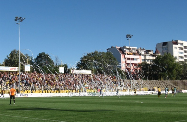 Фенове на „Локо” в ареста, съблекли „канарчета”