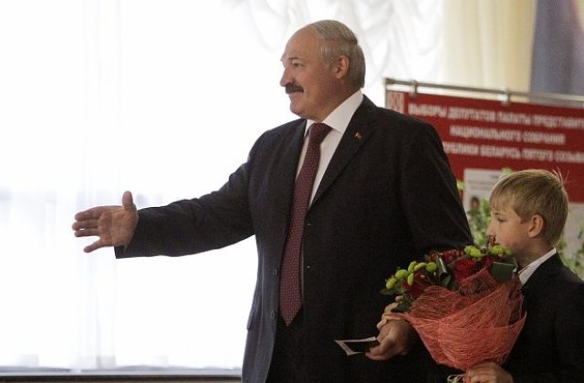 В Беларус президентът Лукашенко гласува и разкритикува опозицията