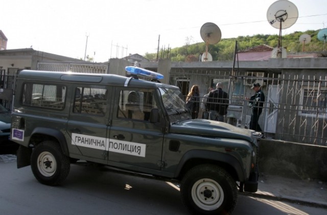 Задържаха 14 чужденци при опит да влязат нелегално в страната