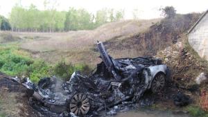 Кола се взриви за да не блъсне куче