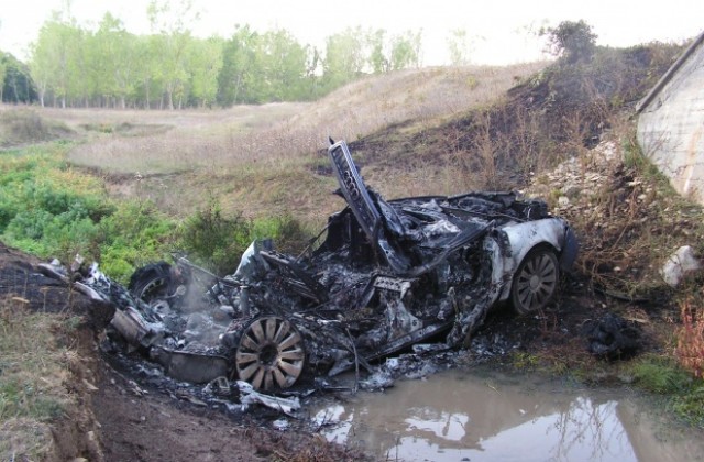 Кола се взриви, за да не блъсне куче
