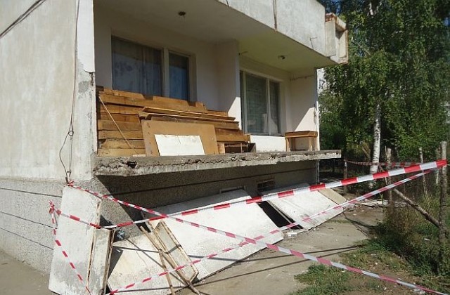 Падна панел от тераса на блок, няма жертви