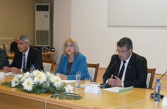 Цачева: Да намерим мярата между централизация и децентрализация