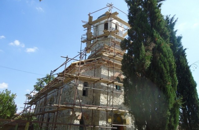 Ремонтират църкви в Стралджанско