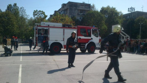 Гасиха пожар в двора на ПМГ