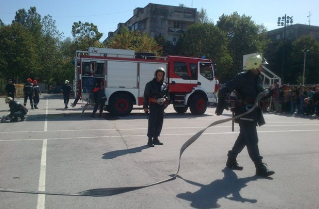 Гасиха пожар в двора на ПМГ