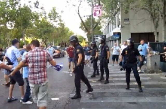 ВИДЕО: Полицаите в Мадрид налагат феновете на Сити