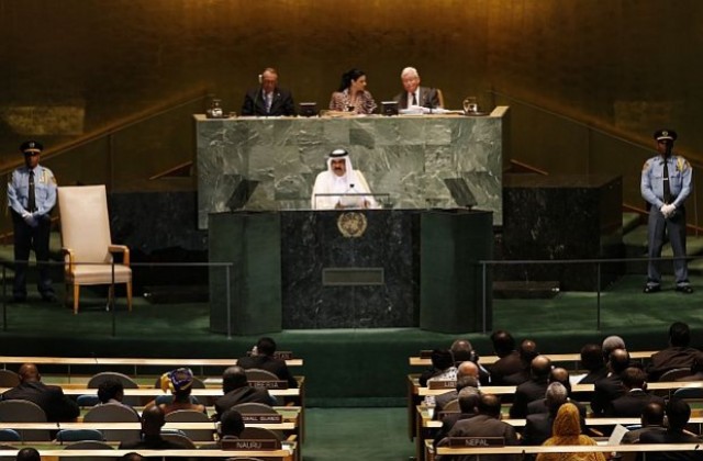 Арабските държави трябва да се намесят в Сирия, заяви емирът на Катар