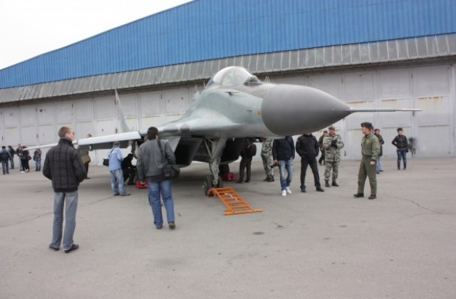 Сядаме в кокпита на изтребители по случай 100-години военна авиация