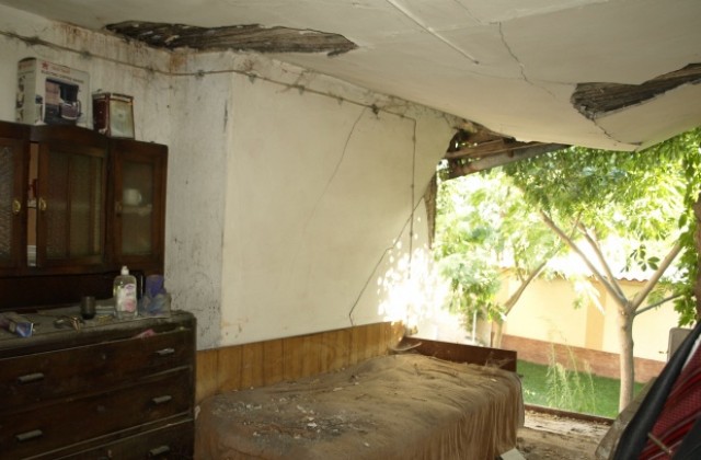 Със скандал започна събарянето на опасна къща в район Централен