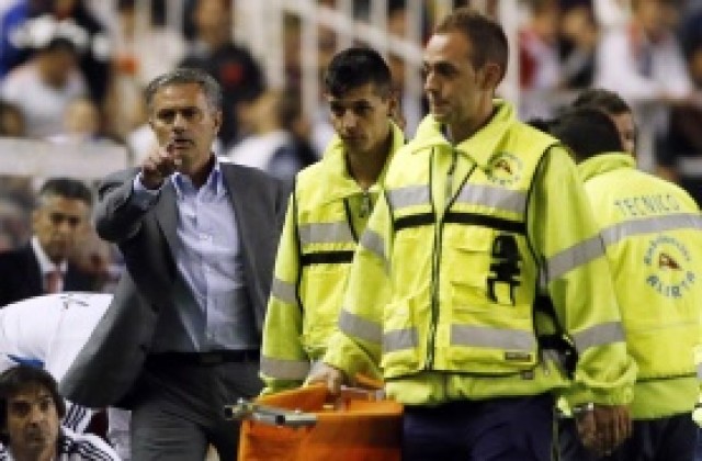 Нощният живот на Йозил притеснява Моуриньо