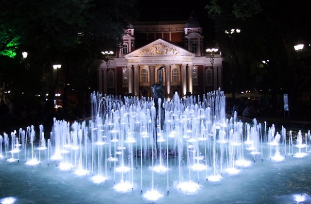 СНИМКИ: Фонтанът пред Народния театър