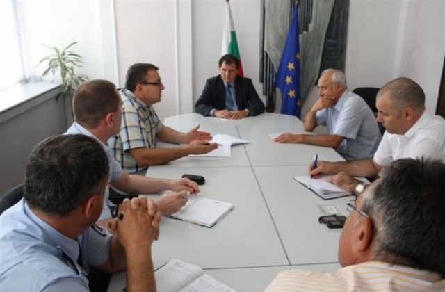 Три фирми чистят областта през зимата