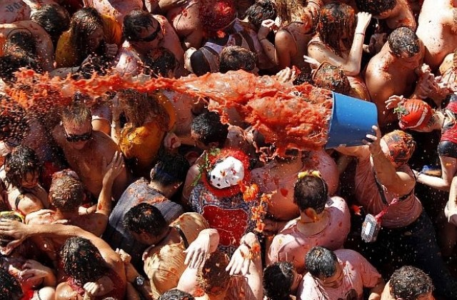 Нападнаха Иван Тотев с домати и краставици в Общинския съвет